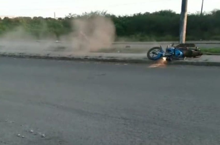  Após passar por buraco, motociclista perde controle e cai em rodovia de Nossa Senhora do Socorro