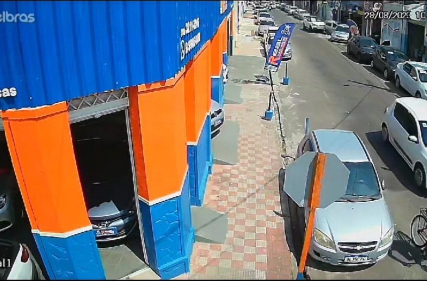  VÍDEO: motorista perde controle do veículo, atropela homem e atinge carros em Aracaju