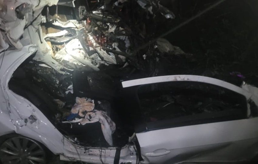  Motorista de carro morre após colisão com caminhão em Nossa Senhora da Glória