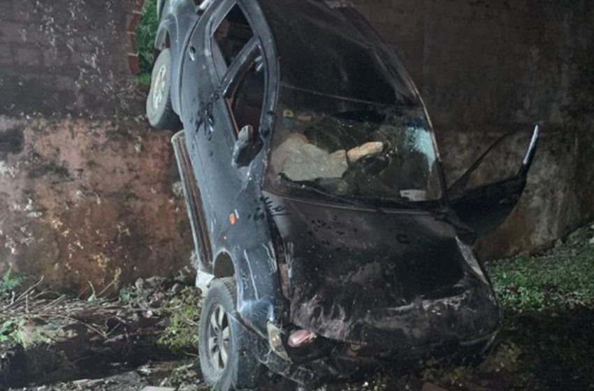  Motorista perde o controle do carro bate em veículos e derruba muro