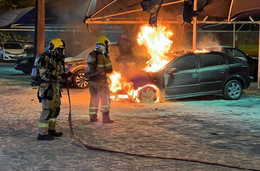  Carro pega fogo no estacionamento da UFS em São Cristóvão