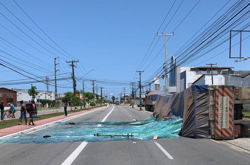  Após chão ceder, caminhão carregado com vidros tomba e bloqueia trânsito em Aracaju