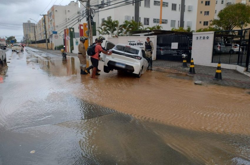  Rede de água rompe e carro cai em buraco em frente a condomínio na Zona Sul de Aracaju