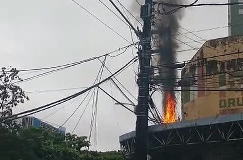  Poste pega fogo na Região Central de Aracaju e afeta abastecimento de energia e internet; VÍDEO