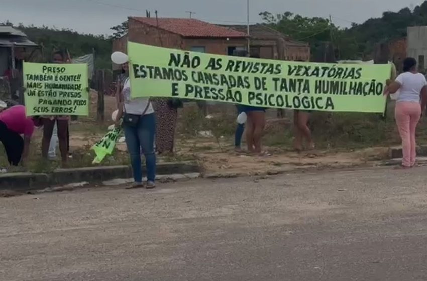  Familiares de internos do presídio no Bairro Santa Maria, em Aracaju, protestam contra revistas