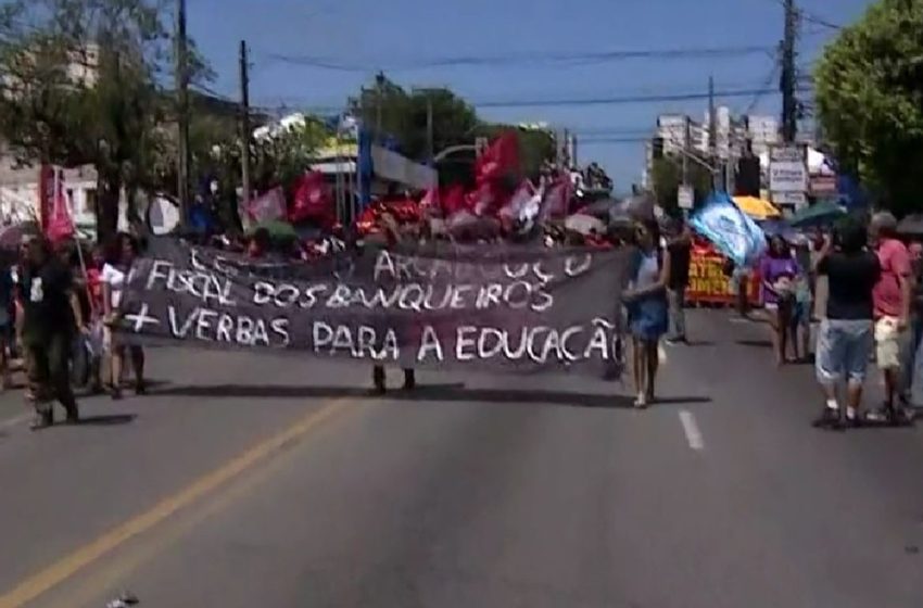  Grito dos Excluídos: movimentos sindicais e religiosos protestam durante desfile da Independência em Aracaju