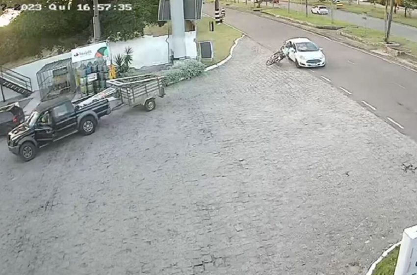  Batida entre moto e carro deixa policial ferido na Zona Sul de Aracaju; VÍDEO