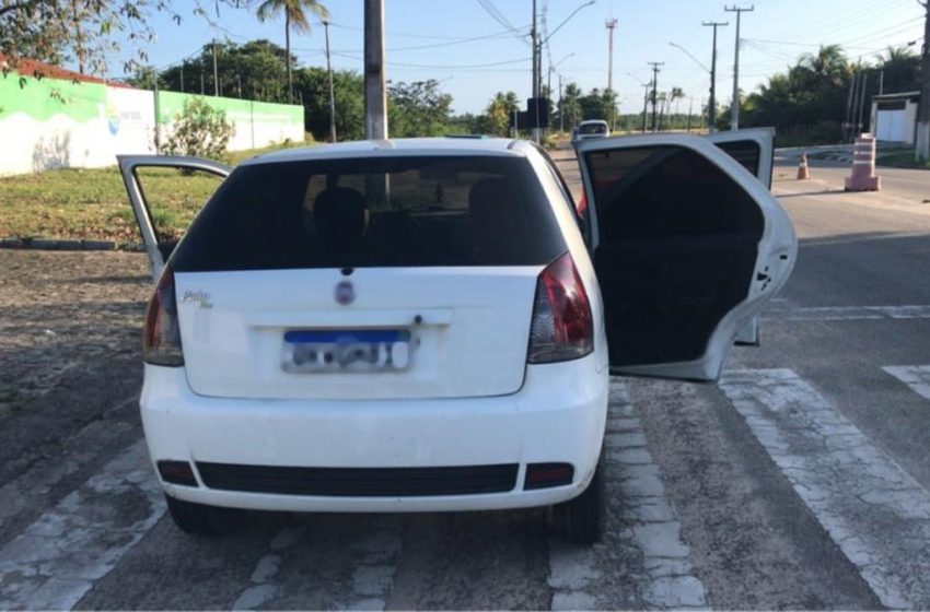  Quatro homens são presos em barreira policial suspeitos de roubar carro na Zona Sul de Aracaju