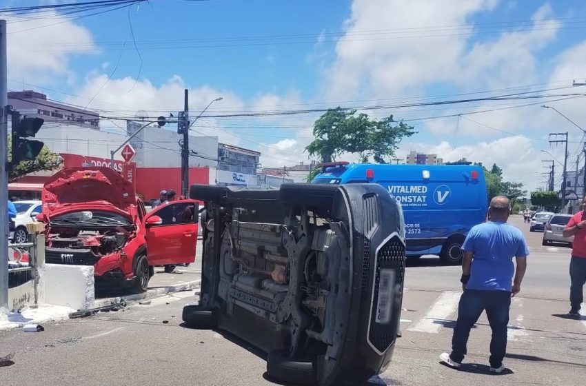  Colisão provoca capotamento e deixa duas pessoas feridas em Aracaju; bebê estava em um dos carros