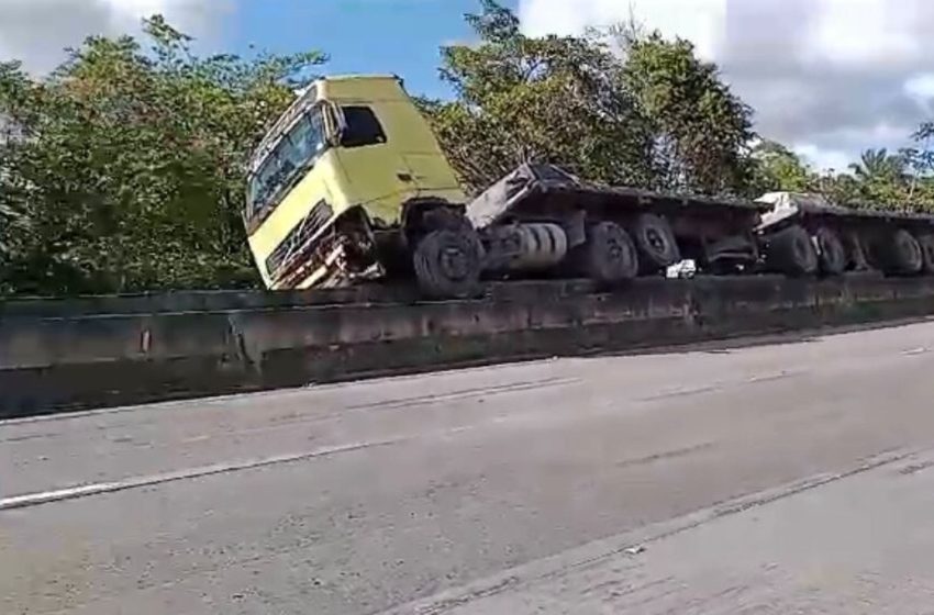  Motorista de carreta perde controle e vai parar em cima da mureta central na BR-101 em Sergipe