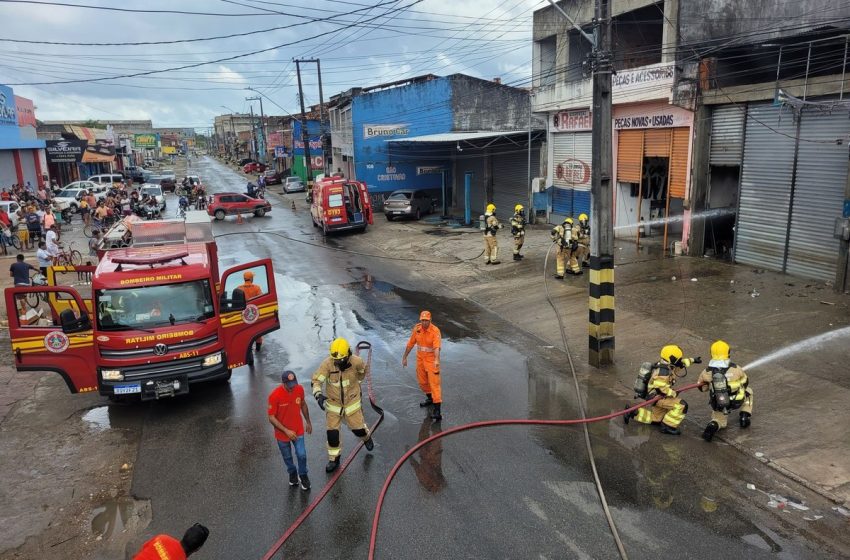  Incêndio destrói oficina mecânica em Aracaju