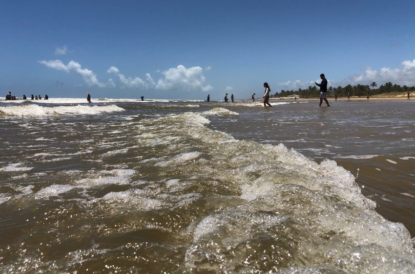  Trecho de praia em Aracaju está imprópria para banho, alerta Adema