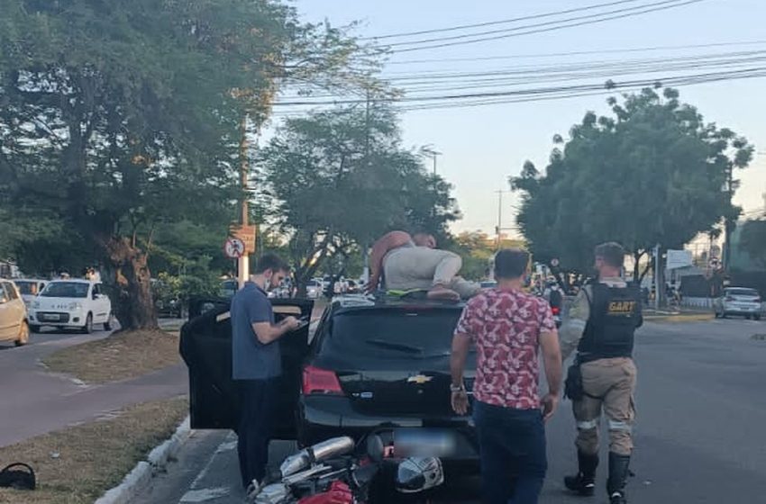  Após colisão, motociclista vai parar em cima de carro em avenida de Aracaju