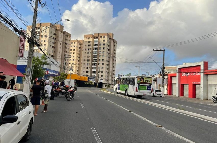  Dois jovens morrem após motocicleta bater em poste na Avenida Hermes Fontes, em Aracaju