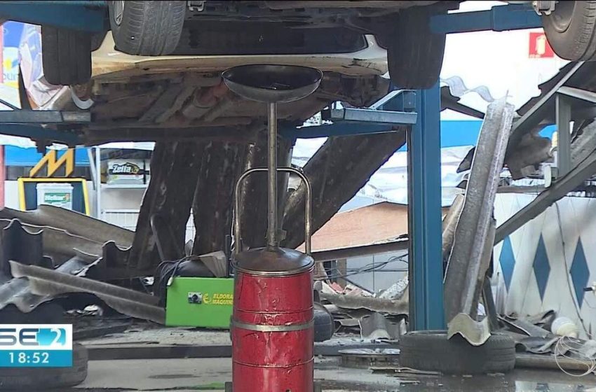  Teto de oficina mecânica desaba e deixa oito pessoas feridas em Aracaju
