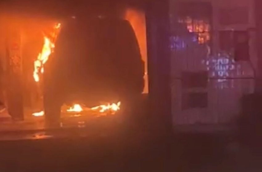  Veículo pega fogo dentro de oficina em Aracaju