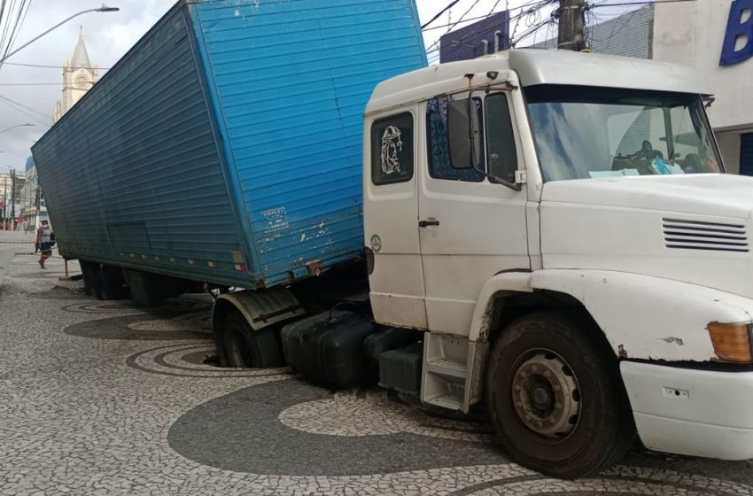  Após invadir via, carreta afunda em calçadão no Centro de Aracaju