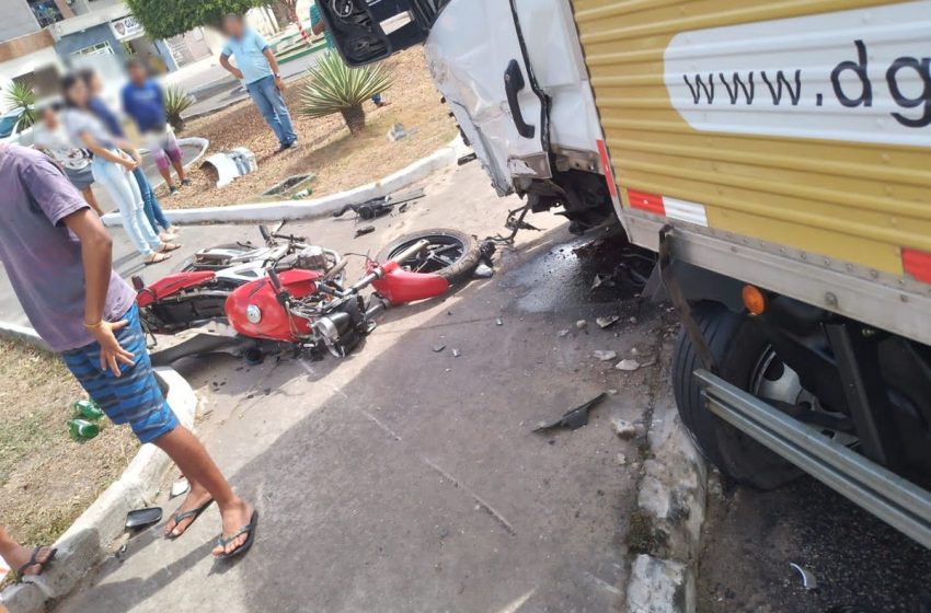  Duas pessoas ficam feridas em acidente entre três veículos em Areia Branca