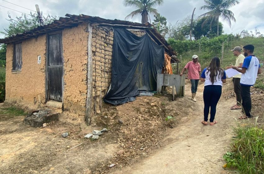  Estudantes transformam fibra de coco verde em tijolos e sonham em reconstruir casas de taipa no interior de SE