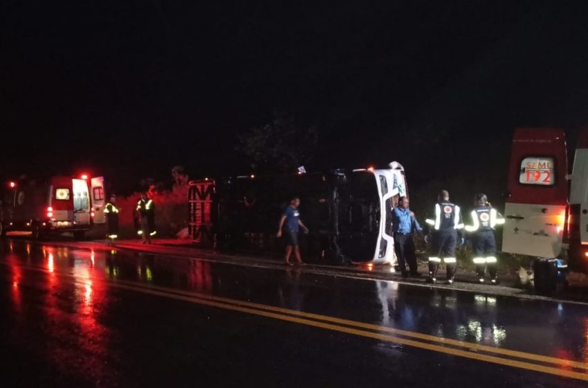  Três pessoas ficam feridas em tombamento de micro-ônibus na BR-235 em Nossa Senhora do Socorro