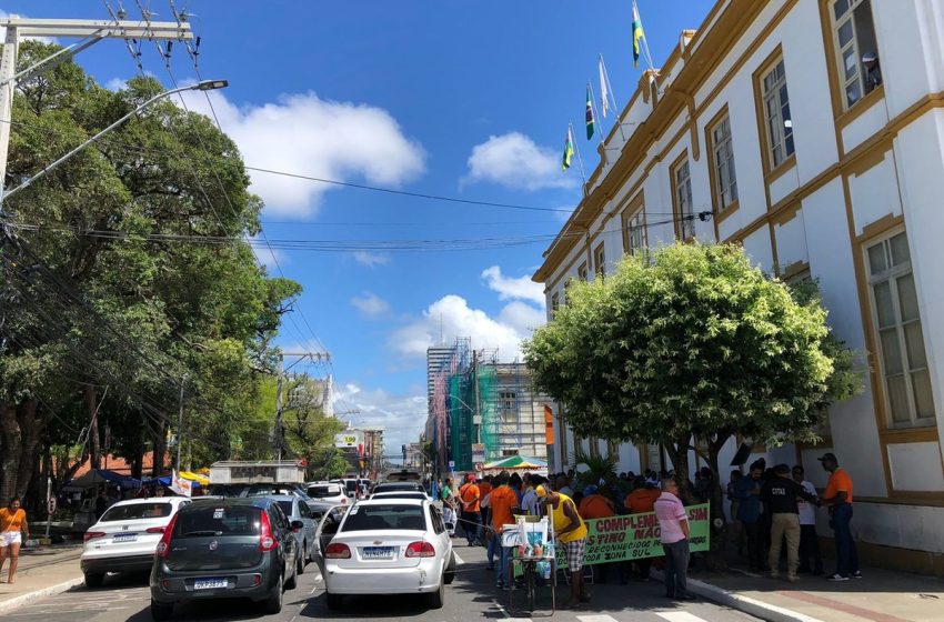  Motoristas de táxi lotação da Zona Sul fazem vigília em frente à Câmara de Aracaju para que vereadores aprovem regulamentação