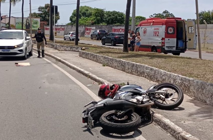  Motociclista fica ferido e desacordado após bater em mureta na Zona Sul de Aracaju