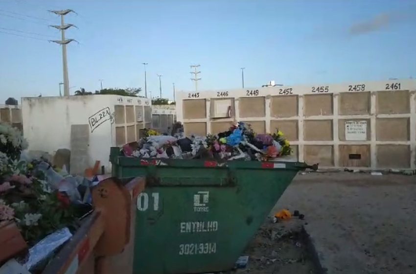  Um dia após homenagens de Finados, arranjos de flores do Cemitério São João Batista, em Aracaju, são jogados no lixo