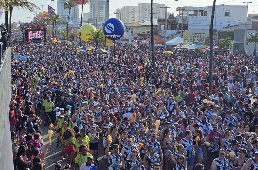  Foliões se despedem do Pré-Caju 2023 na Orla da Atalaia; FOTOS