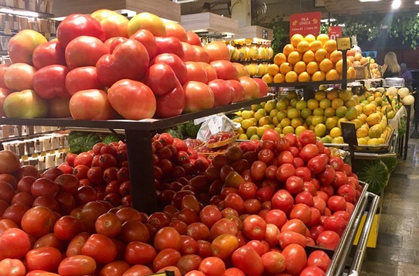  Tomate e feijão puxaram redução de preço da cesta básica em Aracaju, diz Dieese