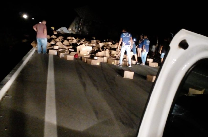  Carga de perfume é saqueada após caminhão tombar em Laranjeiras