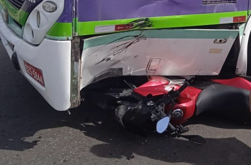  Motociclista fica ferido e moto para embaixo de ônibus na Zona Norte de Aracaju