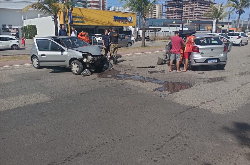  Motorista perde controle, invade contramão e atinge outro carro em avenida de Aracaju