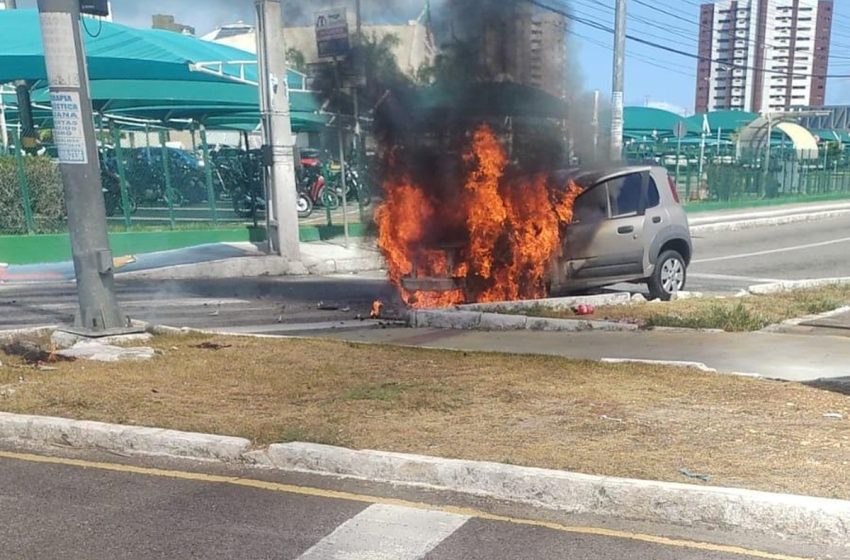  Motorista ouve barulho, sai do carro e veículo pega fogo na Zona Sul de Aracaju