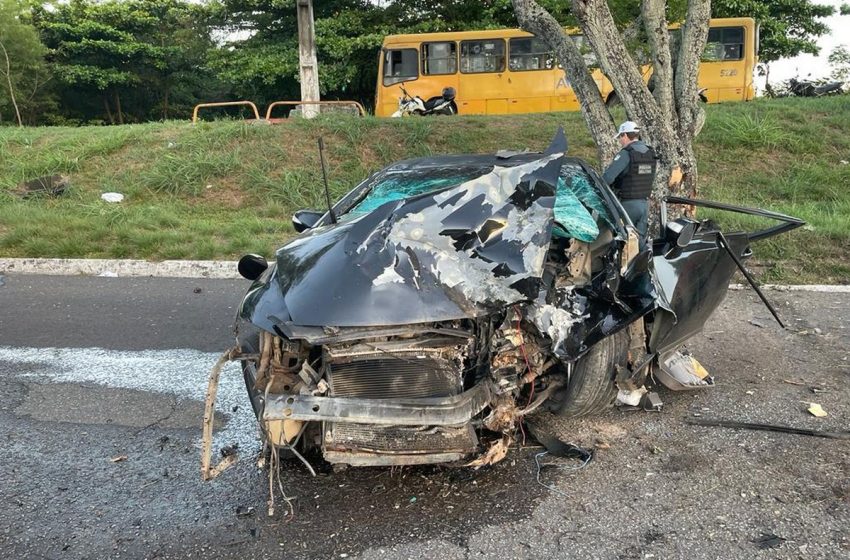  Dois homens ficam feridos após carro bater em árvore em Aracaju