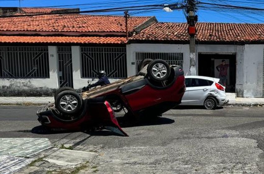  Idoso fica ferido após veículo capotar na Zona Sul de Aracaju