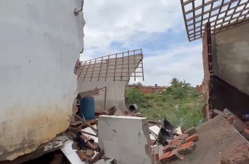  Casa desaba parcialmente após chuva forte em Nossa Senhora da Glória