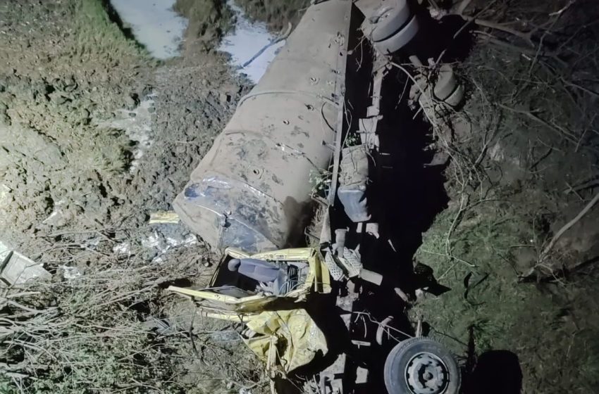  Adolescente morre e homem fica ferido após caminhão despencar de ribanceira em Carira