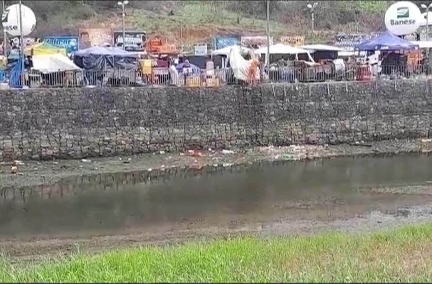  VÍDEO: gari é flagrado jogando lixo em rio no município de Laranjeiras