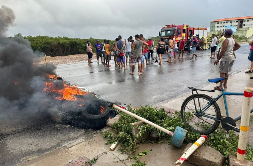  Manifestantes bloqueiam Avenida Euclides Figueredo em Aracaju