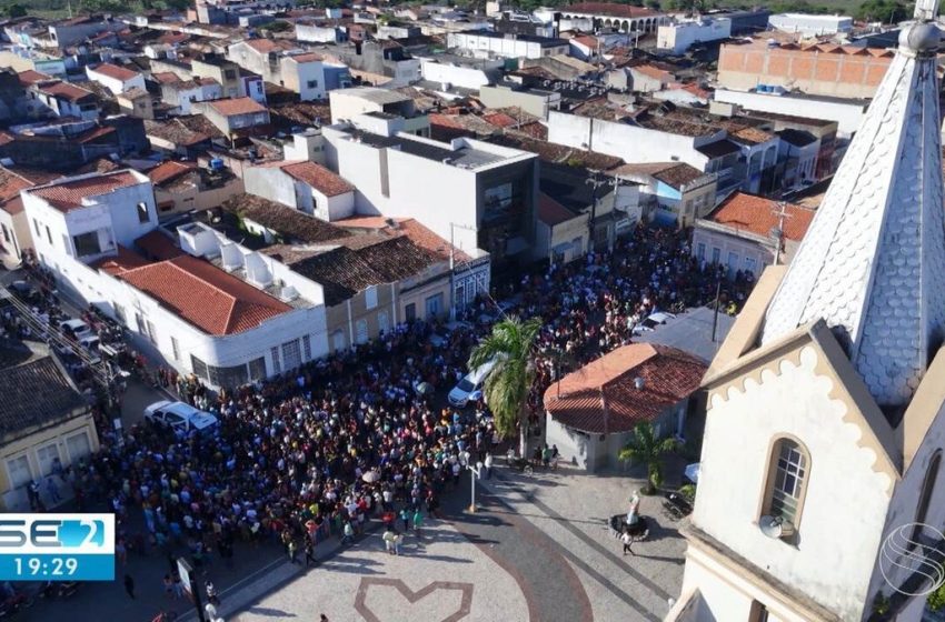  Centenas de pessoas se despedem em Sergipe de família vítima de acidente na BA