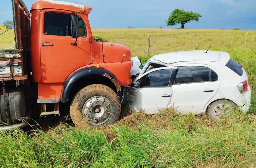  Padre e motorista ficam feridos após caminhão invadir contramão em Nossa Senhora da Glória