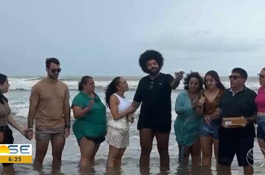  Cinzas do músico Erivaldinho são jogadas na Praia do Viral em Aracaju