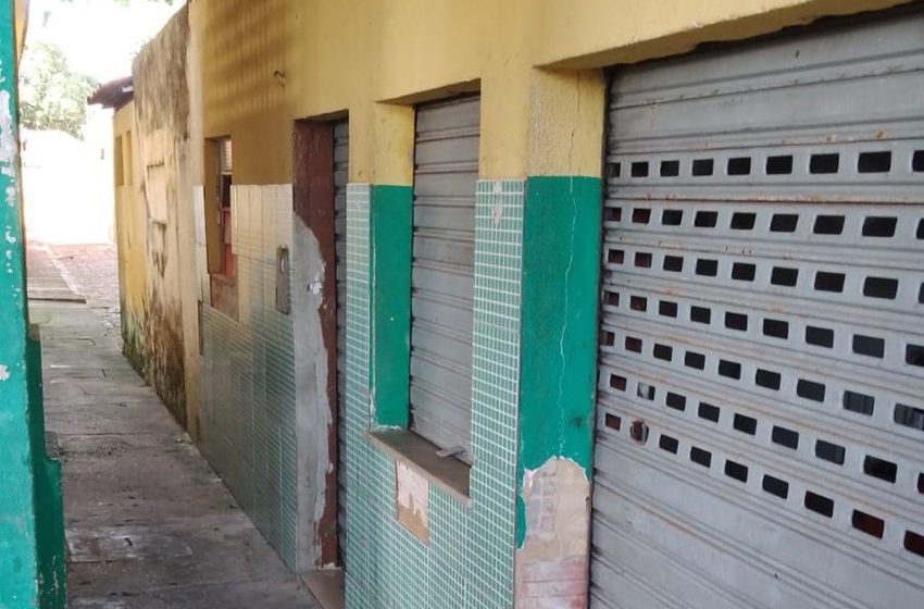  Vândalos invadem mercado municipal e levam mercadorias no Bairro Siqueira Campos em Aracaju