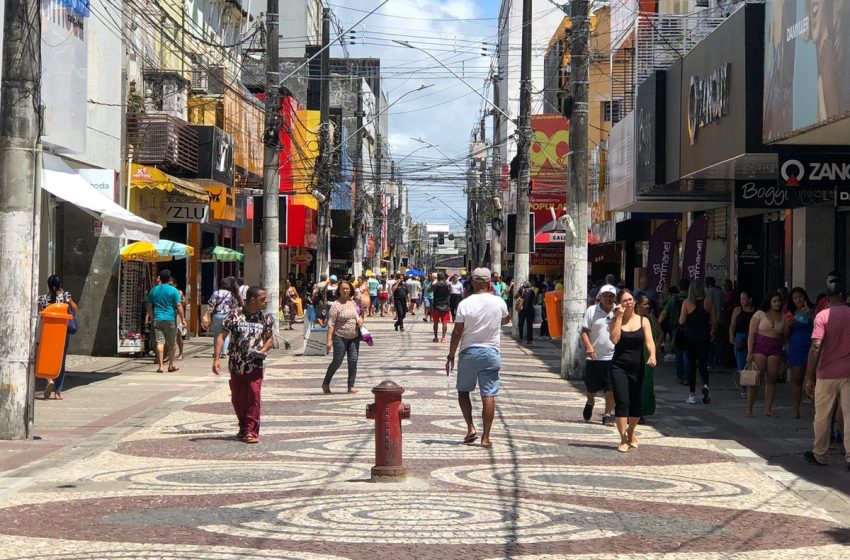  Polícia cumpre mandado de busca e apreensão em loja no Centro de Aracaju