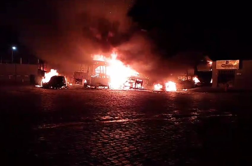  Caminhão pega fogo em posto de combustíveis de Cristinápolis