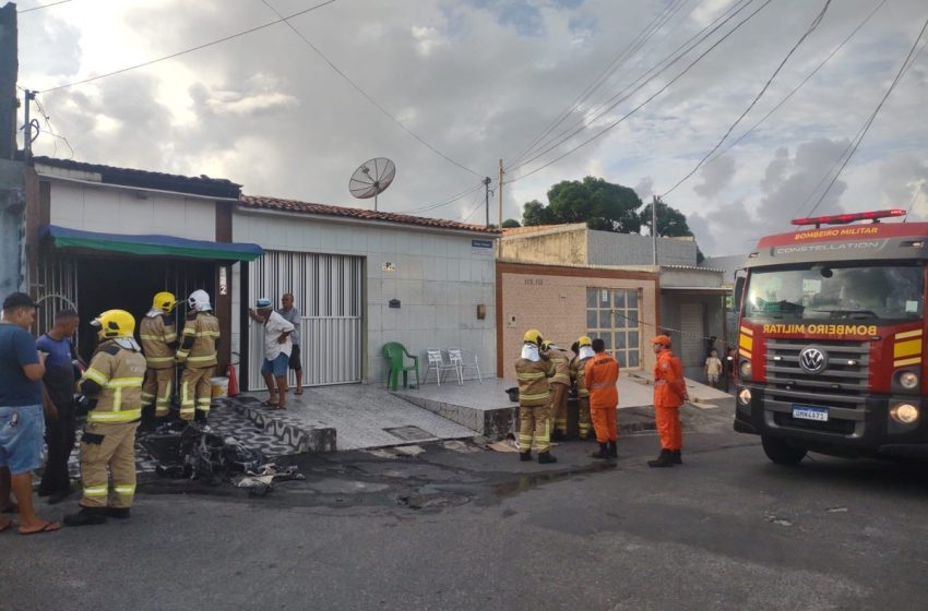 Quatro pessoas ficam feridas após motocicleta elétrica pegar fogo dentro de residência em Aracaju
