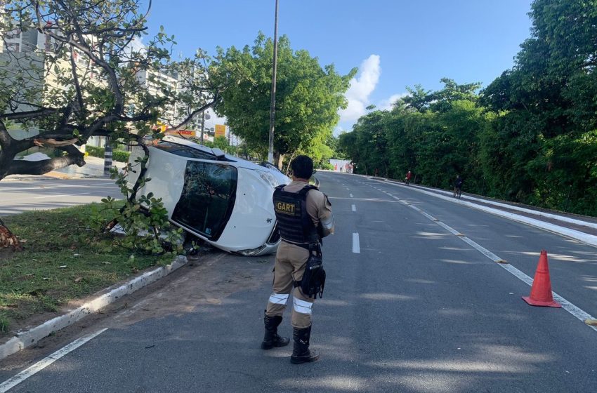  Carro capota após bater em árvore na Zona Sul de Aracaju