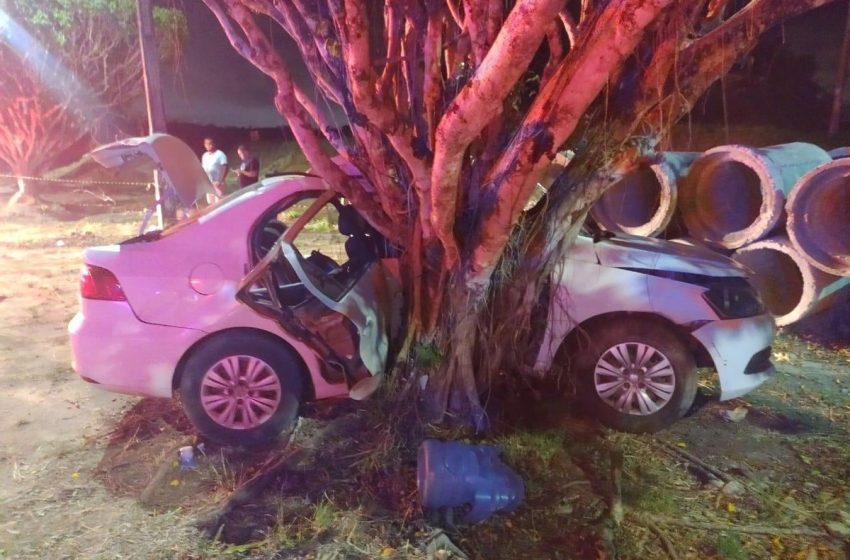  Passageira morre após carro bater em árvore em São Cristóvão