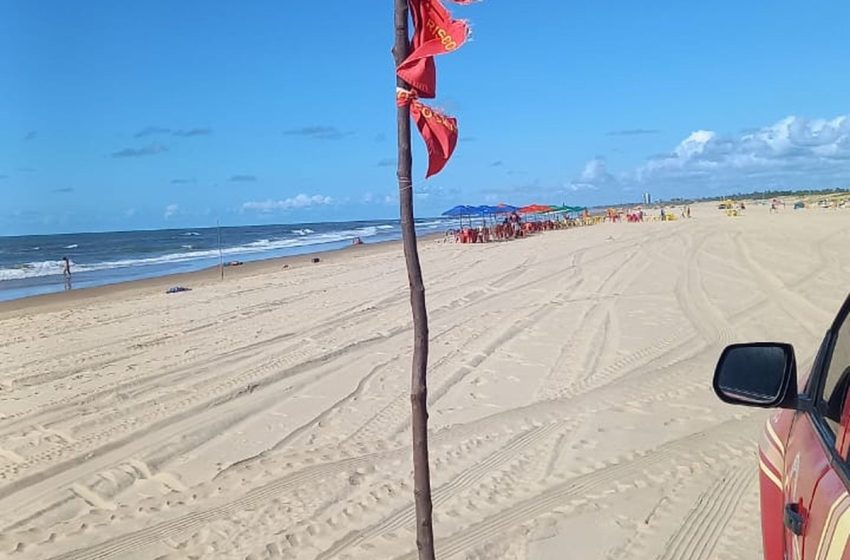  Bandeiras que sinalizam perigo de afogamento são vandalizadas em praia de Aracaju