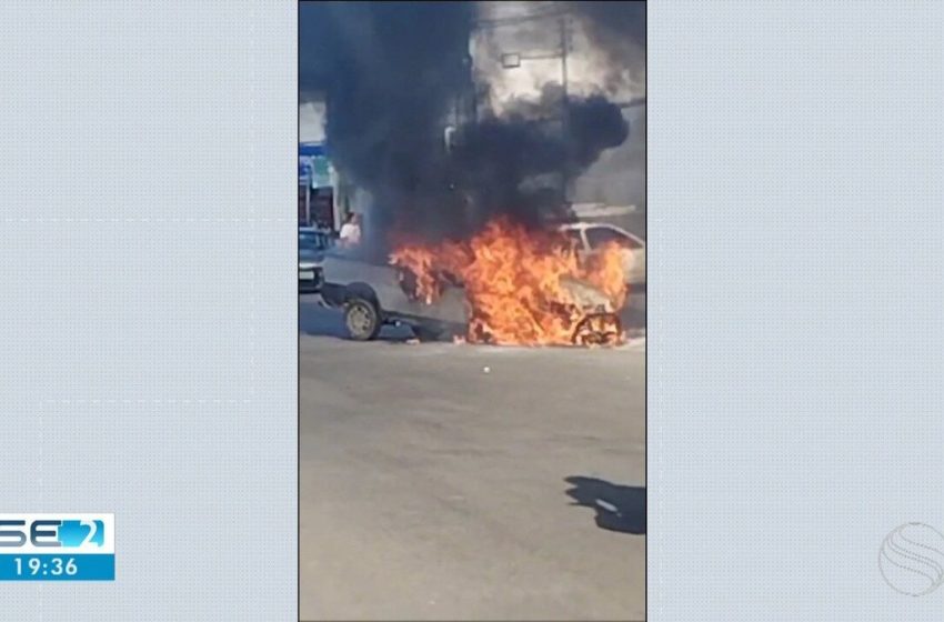  Carro pega fogo em frente a posto de combustíveis em Aracaju